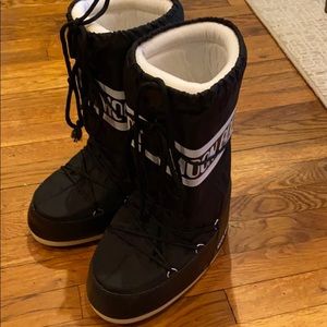 Black Moon Boots US Size 7/8.5